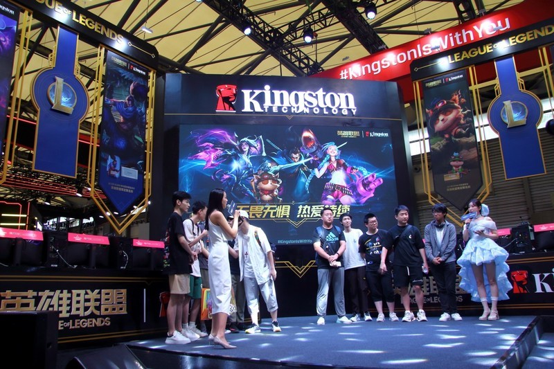 英雄联盟全球总决赛冠军选手Baolan与众多SG惊艳Chinajoy金士顿展台