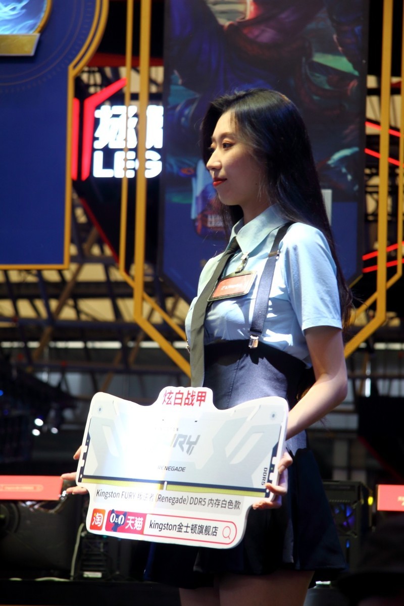 英雄联盟全球总决赛冠军选手Baolan与众多SG惊艳Chinajoy金士顿展台