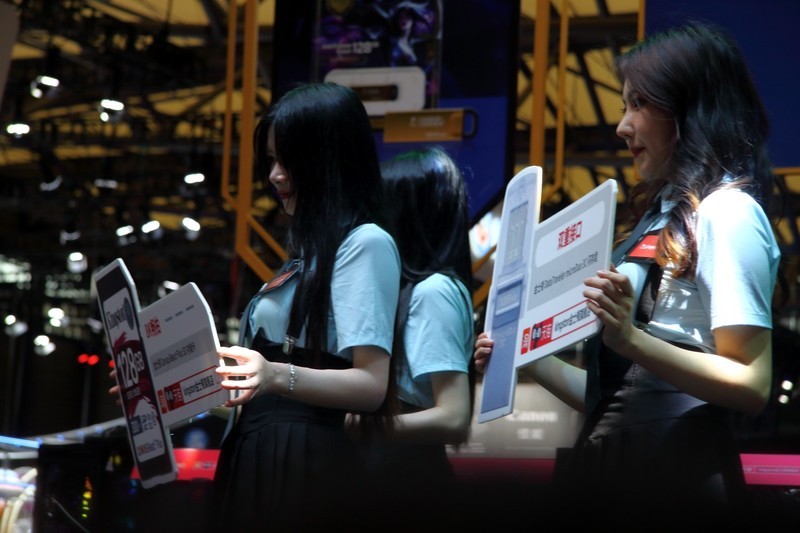 英雄联盟全球总决赛冠军选手Baolan与众多SG惊艳Chinajoy金士顿展台