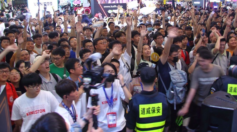 英雄联盟全球总决赛冠军选手Baolan与众多SG惊艳Chinajoy金士顿展台