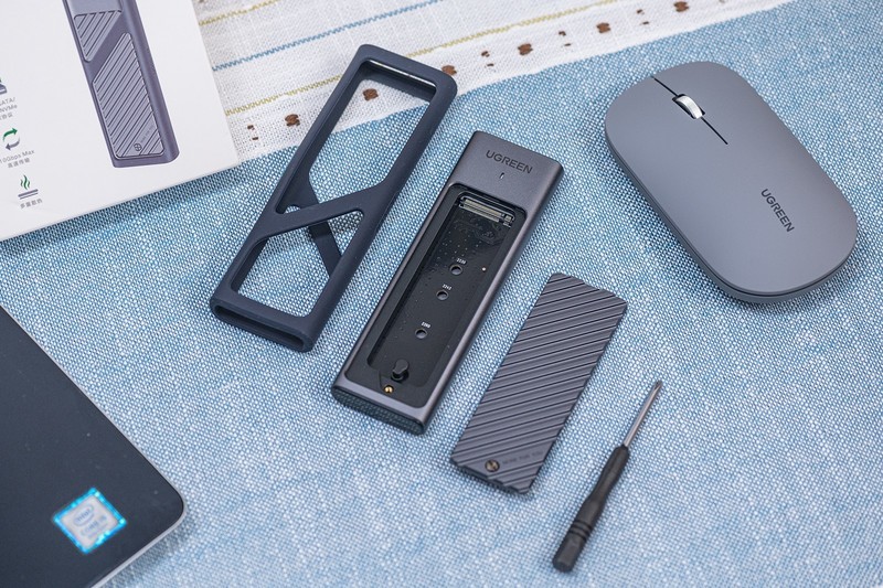 不是显卡买不起，而是桌搭更有性价比，桌面好物绿联200W智充魔盒