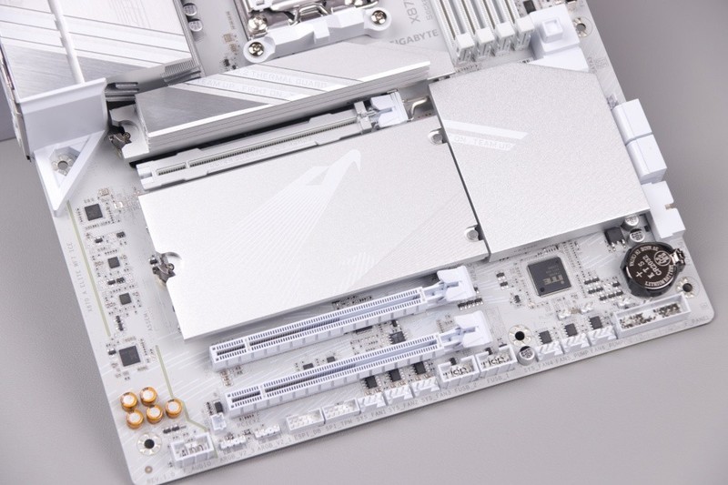 稳带9950X，智能超频很省心，技嘉X870冰雕强堆料主板实测