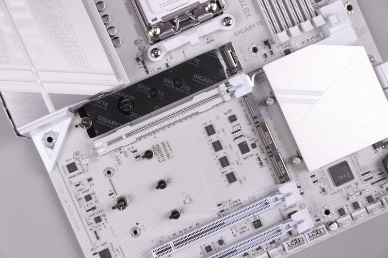 稳带9950X，智能超频很省心，技嘉X870冰雕强堆料主板实测