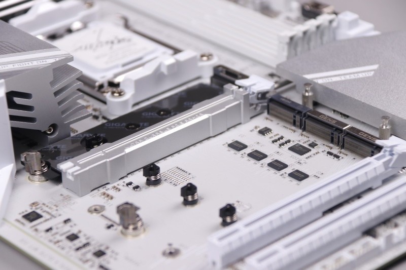 稳带9950X，智能超频很省心，技嘉X870冰雕强堆料主板实测