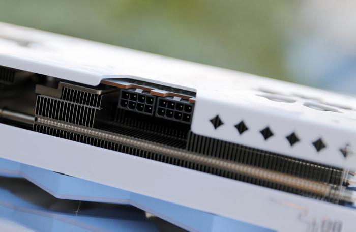 盈通 RX 7700XT 樱瞳花嫁显卡，2K分辨率+3A 游戏=完美体验