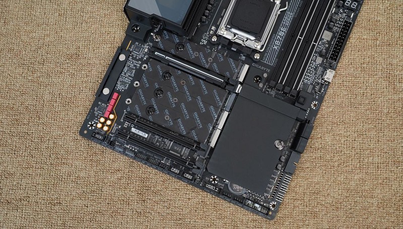 新一代游戏之王？AMD 锐龙7 9800X3D、Intel i9 14900K对比评测