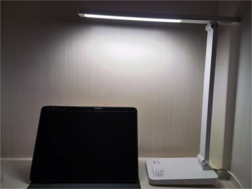 儿童用白炽灯和护眼灯哪个好些？如何避开市面的“假”护眼台灯