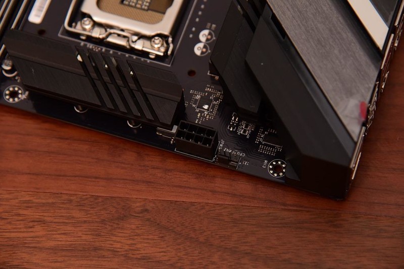 来自服务器血统的游戏主板—美超微C9Z790-CGW，打游戏怎么样？