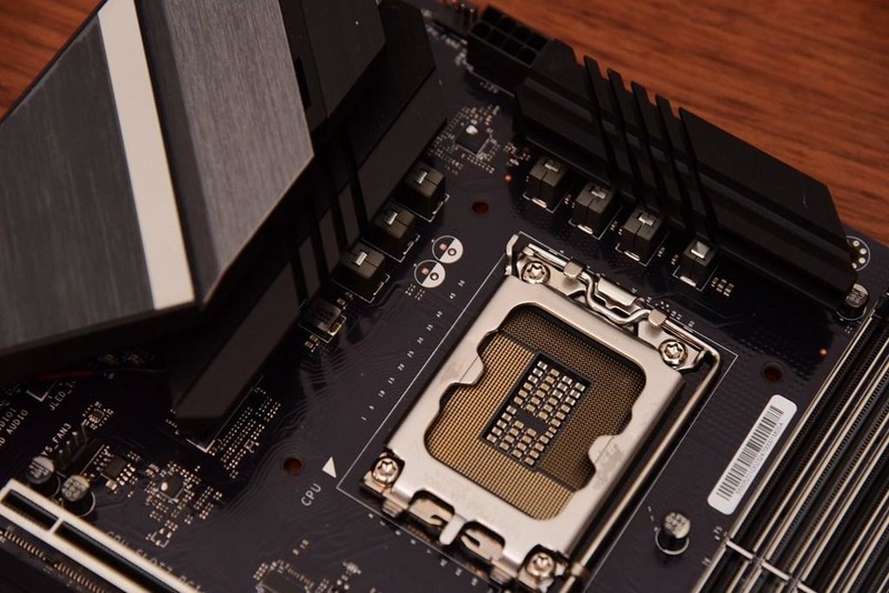 来自服务器血统的游戏主板—美超微C9Z790-CGW，打游戏怎么样？