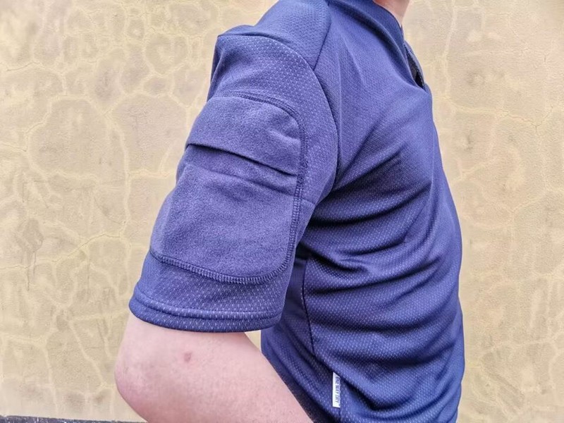 S疯了的单导又推出亨利小V领polo衫，凭啥又把大伙当“韭菜”收割