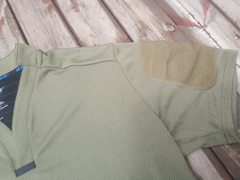 S疯了的单导又推出亨利小V领polo衫，凭啥又把大伙当“韭菜”收割