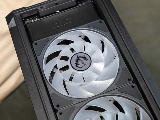 16CM双螺旋风扇加持，微星MPG VELOX 300R AIRFLOW PZ刀锋机箱晒单