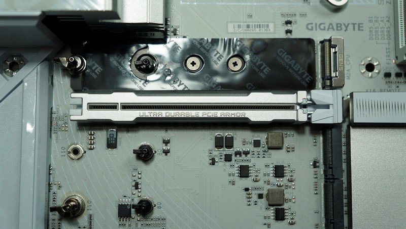 比性能模式提升多大？技嘉Z890 AORUS PRO ICE英特尔IPO套装实测