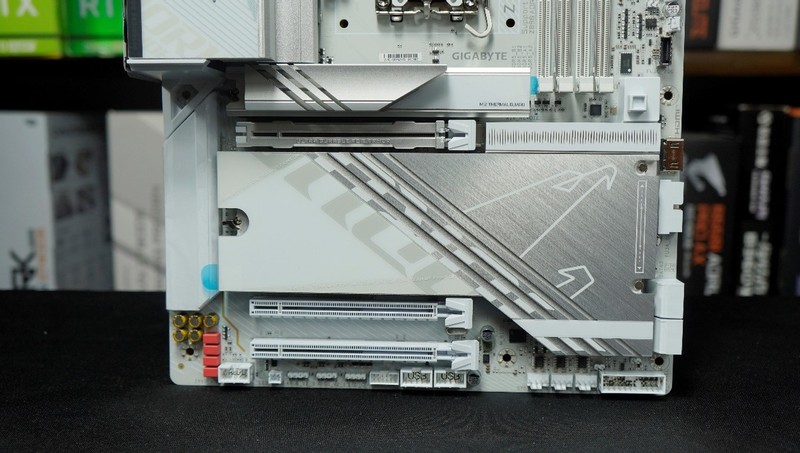 比性能模式提升多大？技嘉Z890 AORUS PRO ICE英特尔IPO套装实测