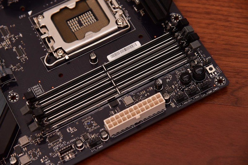 来自服务器血统的游戏主板—美超微C9Z790-CGW，打游戏怎么样？