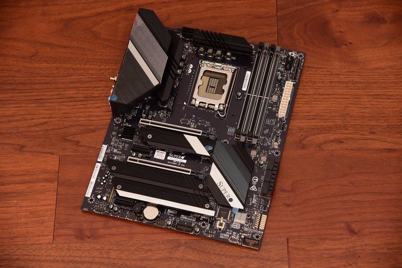 来自服务器血统的游戏主板—美超微C9Z790-CGW，打游戏怎么样？