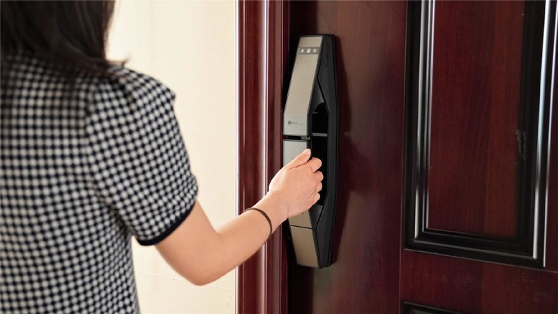 VOC T10face智能门锁实测：全自动+3D人脸识别，颜值和性价比突出