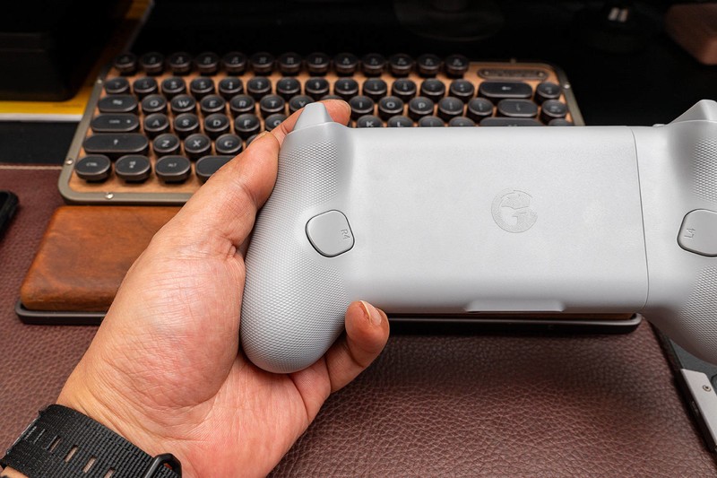 iPhone和安卓都能用，百款NS游戏随便玩，盖世小鸡G8射手座游戏手柄体验