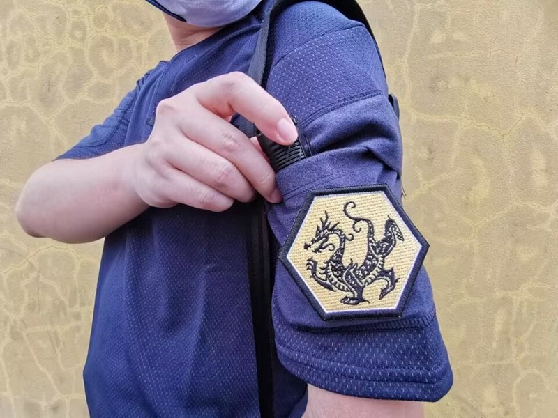 S疯了的单导又推出亨利小V领polo衫，凭啥又把大伙当“韭菜”收割