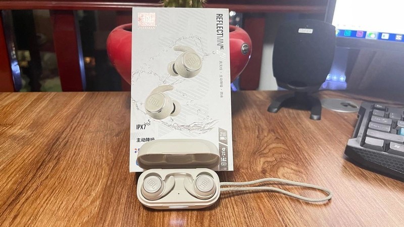 汗下如雨的运动，喧闹嘈杂的现场，都需要JBL智能运动耳机陪伴