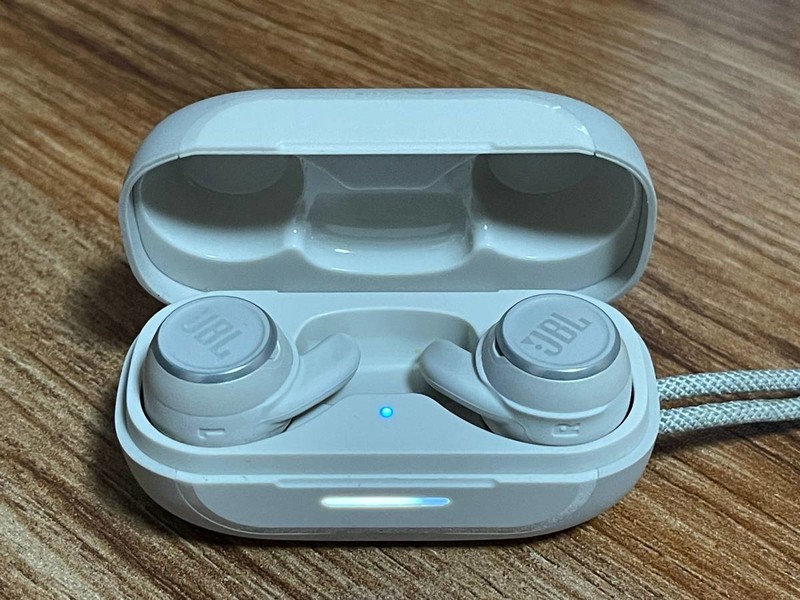 汗下如雨的运动，喧闹嘈杂的现场，都需要JBL智能运动耳机陪伴