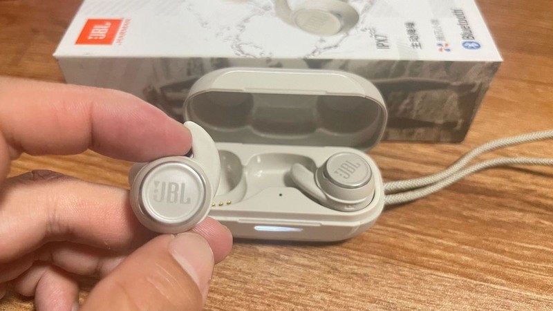 汗下如雨的运动，喧闹嘈杂的现场，都需要JBL智能运动耳机陪伴