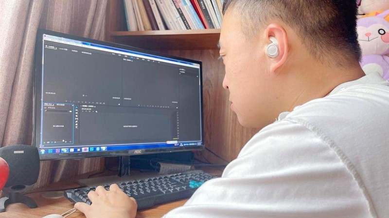 汗下如雨的运动，喧闹嘈杂的现场，都需要JBL智能运动耳机陪伴