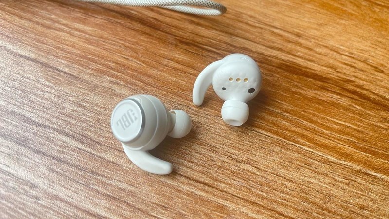 汗下如雨的运动，喧闹嘈杂的现场，都需要JBL智能运动耳机陪伴