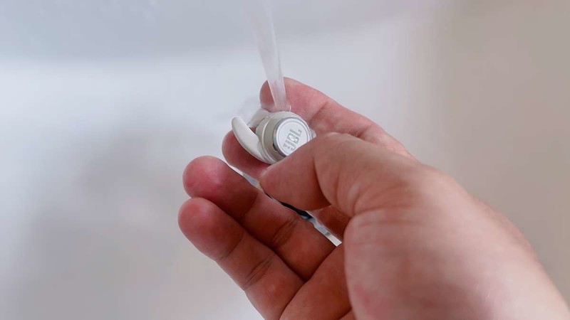 汗下如雨的运动，喧闹嘈杂的现场，都需要JBL智能运动耳机陪伴