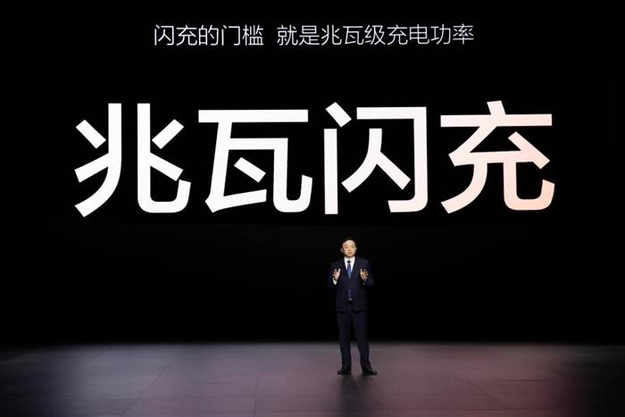 闪充5分钟续航400公里，电车充电比手机充电还快！比亚迪干的