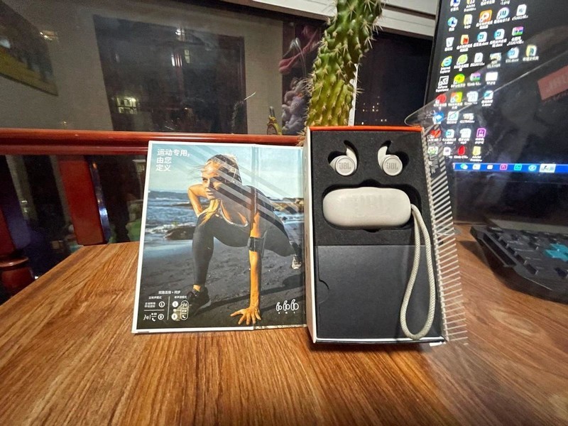 汗下如雨的运动，喧闹嘈杂的现场，都需要JBL智能运动耳机陪伴