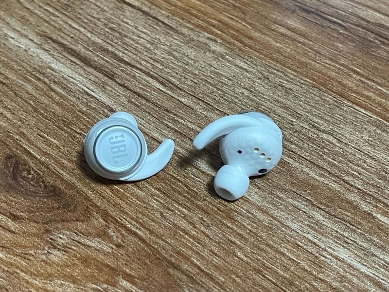 汗下如雨的运动，喧闹嘈杂的现场，都需要JBL智能运动耳机陪伴