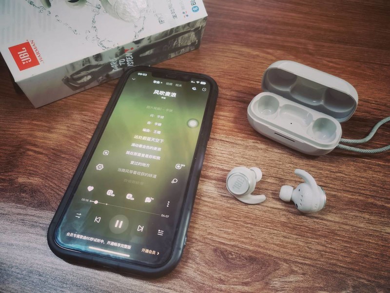 汗下如雨的运动，喧闹嘈杂的现场，都需要JBL智能运动耳机陪伴