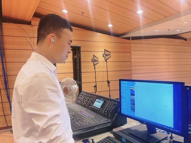 汗下如雨的运动，喧闹嘈杂的现场，都需要JBL智能运动耳机陪伴