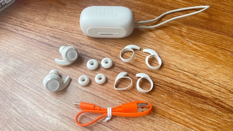 汗下如雨的运动，喧闹嘈杂的现场，都需要JBL智能运动耳机陪伴