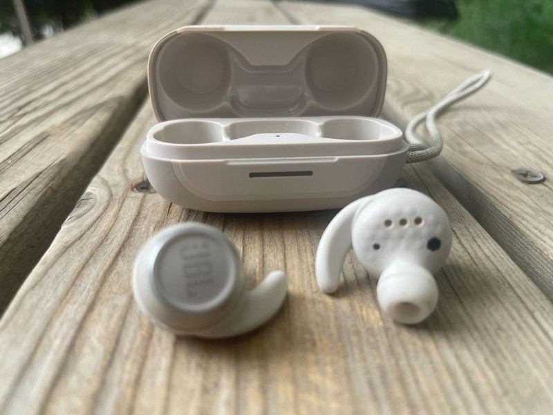 汗下如雨的运动，喧闹嘈杂的现场，都需要JBL智能运动耳机陪伴