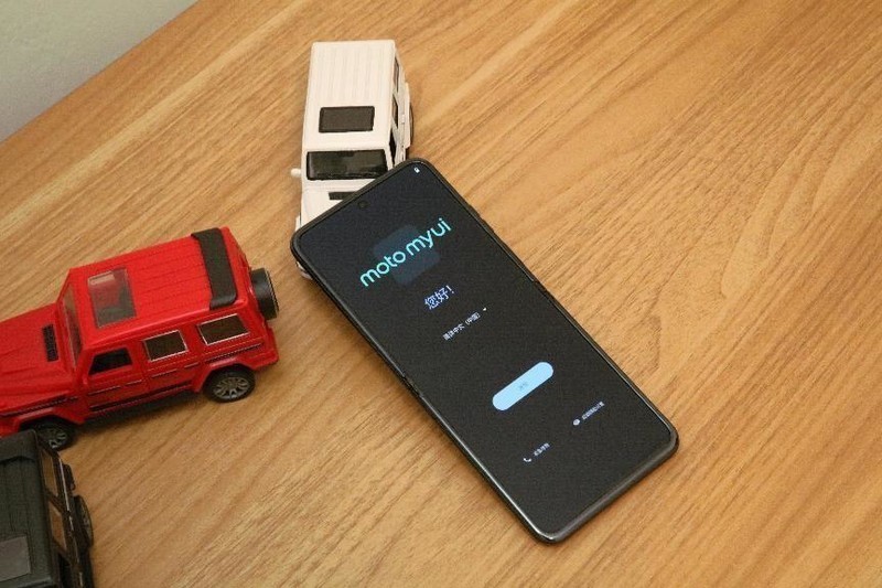 小巧便携颜值高，3999元即可到手的Moto Razr40上手体验