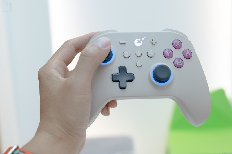 自研技术为玩家实现精准操作，谷粒金刚3Pro手柄上手