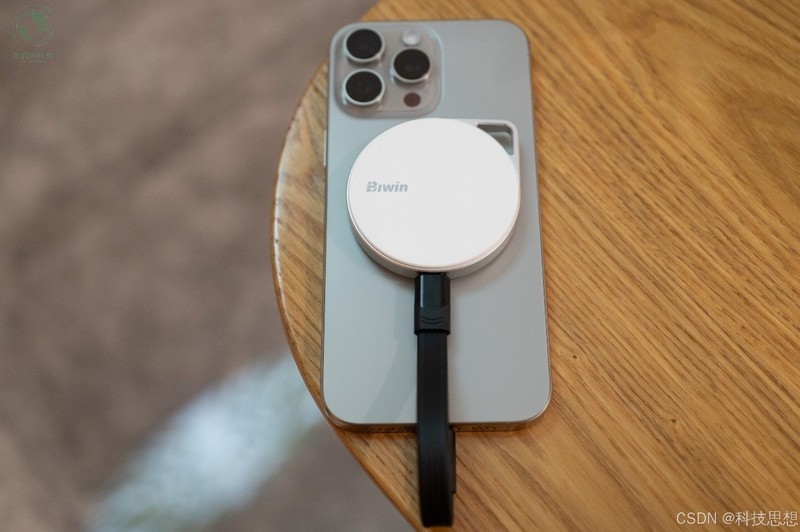 轻盈磁吸即插即用，手机 Vlog 轻松录制，佰维PM2000移动固态硬盘上手