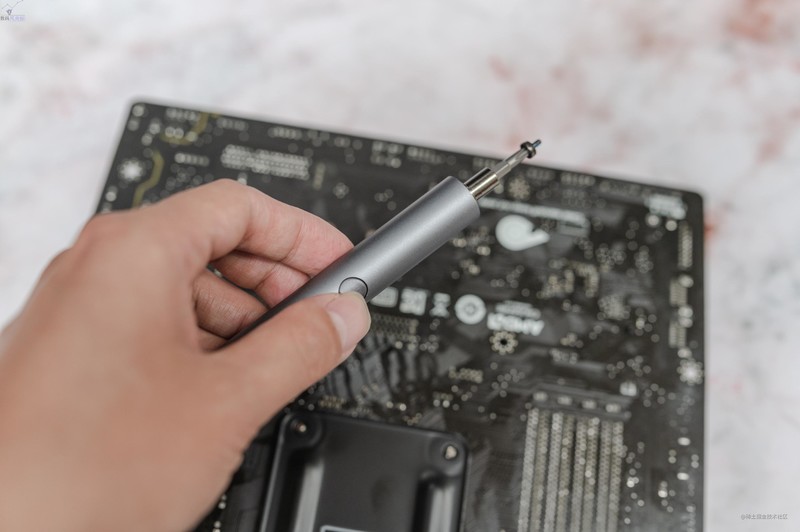 平时修理各种小东西，电动螺丝刀确实更好用