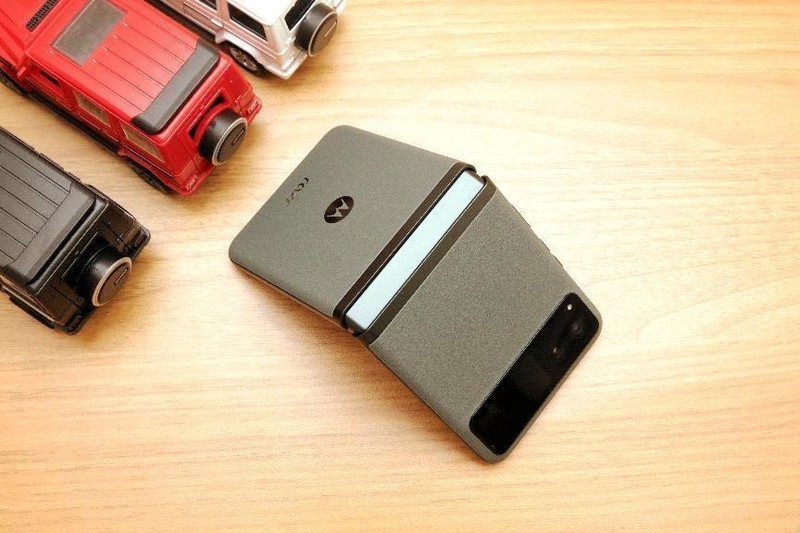 小巧便携颜值高，3999元即可到手的Moto Razr40上手体验