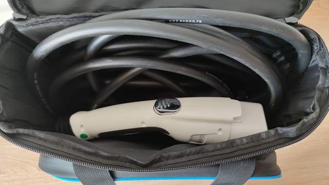 使用一个月下来，不得不承认，这款随车充就是比原配的香