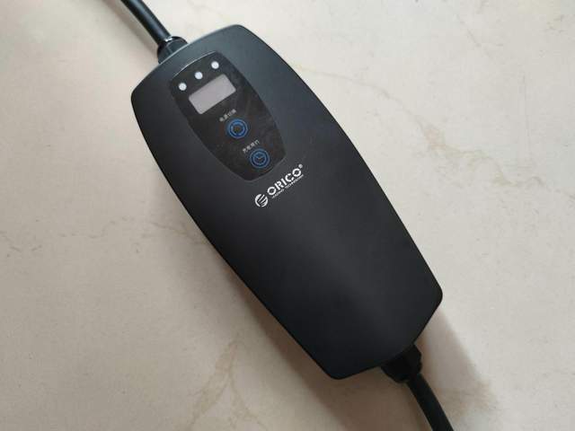 使用一个月下来，不得不承认，这款随车充就是比原配的香