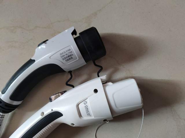 使用一个月下来，不得不承认，这款随车充就是比原配的香