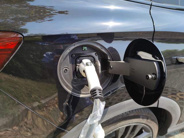 使用一个月下来，不得不承认，这款随车充就是比原配的香