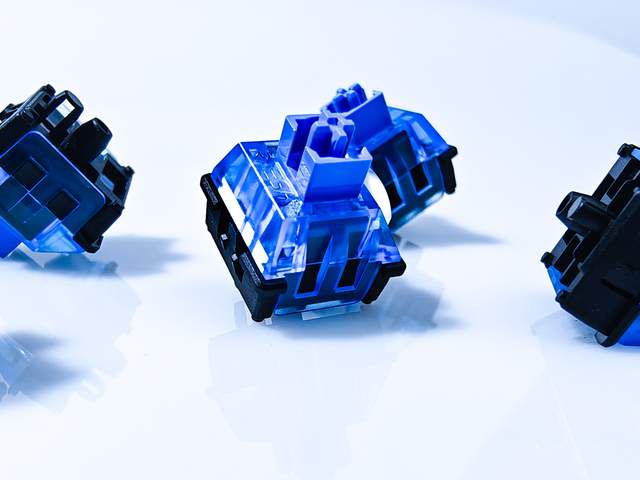 瑞翼鲨 × 思巴达 联合推出深海轴