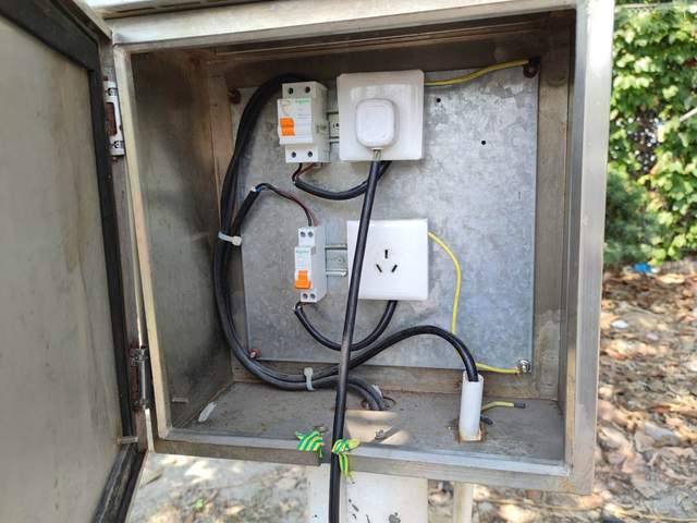 使用一个月下来，不得不承认，这款随车充就是比原配的香