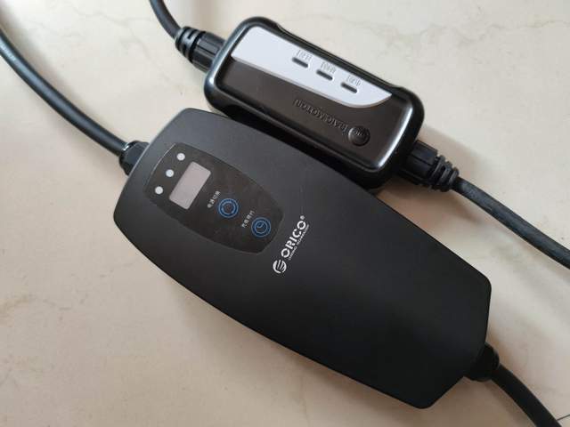 使用一个月下来，不得不承认，这款随车充就是比原配的香