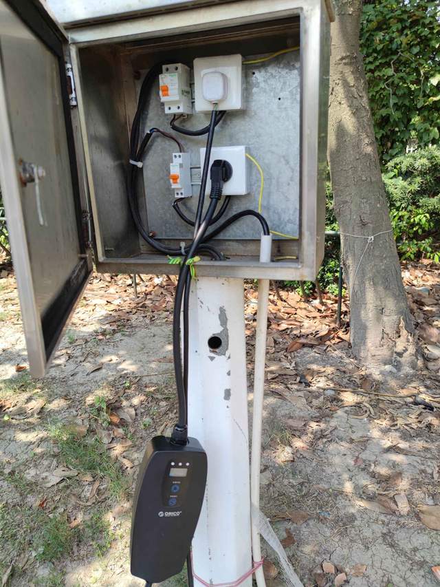 使用一个月下来，不得不承认，这款随车充就是比原配的香