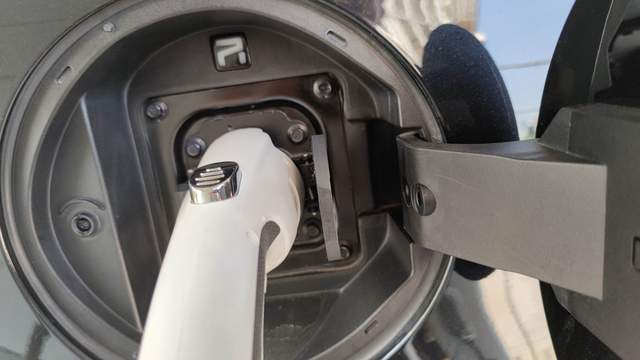 使用一个月下来，不得不承认，这款随车充就是比原配的香